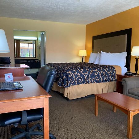 Americas Best Value Inn Forest Exterior photo