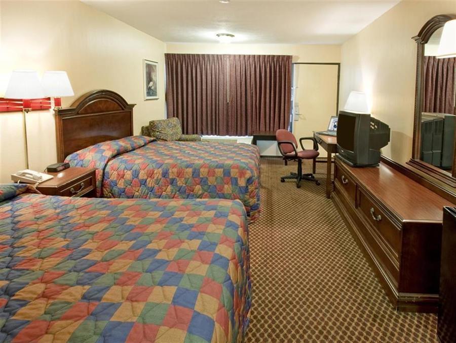 Americas Best Value Inn Forest Exterior photo