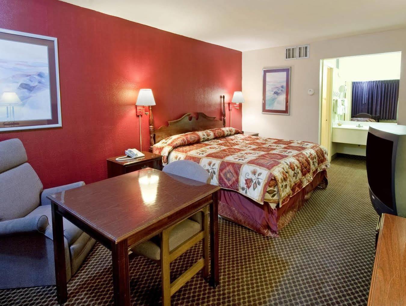 Americas Best Value Inn Forest Exterior photo